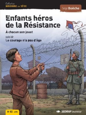 enfant jouant au cerf-volant devant un mur de barbelés